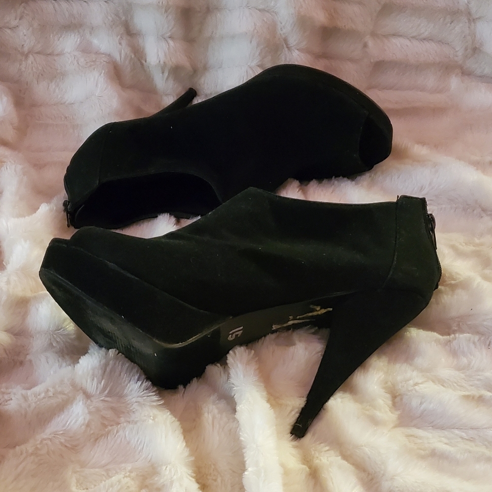 Black peep toe 5in bootie suede-like heels